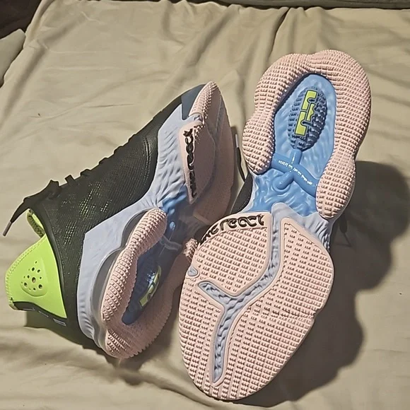 LeBron 19 Ghost Green - Picture 3 of 4